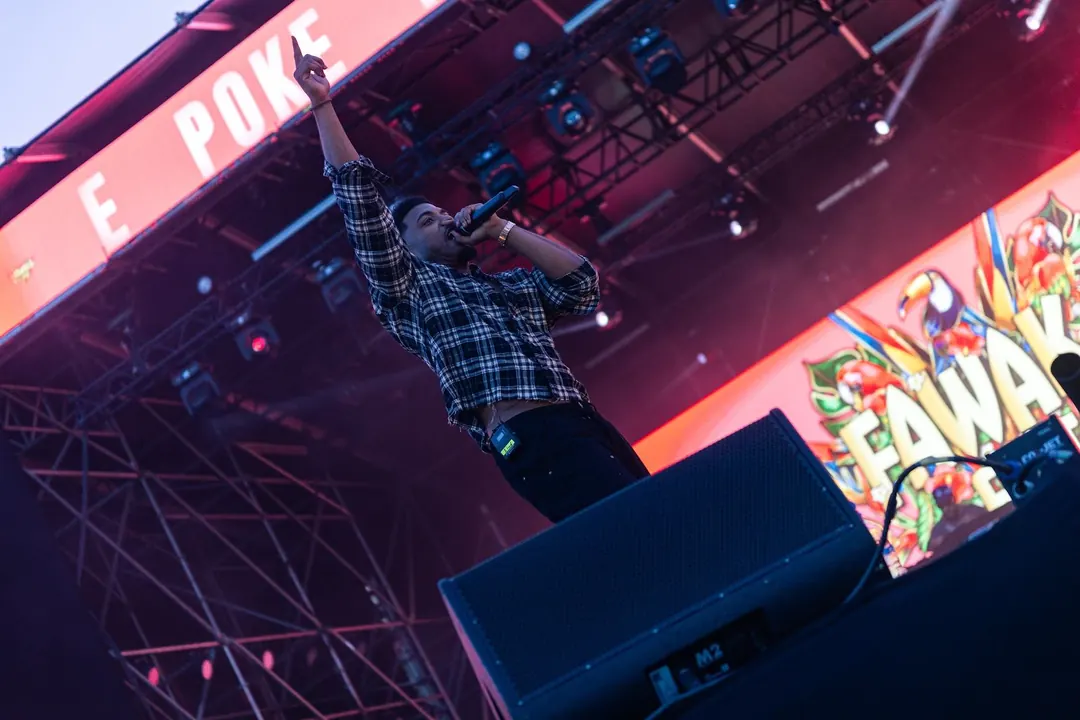Poke tijdens zijn set op Fawaka Fest