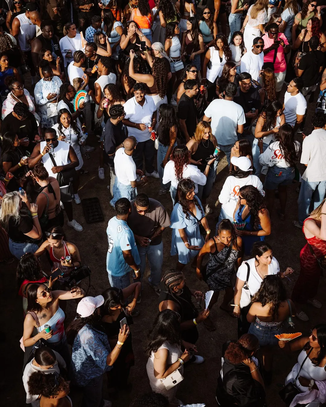 Dichtbevolkt publiek voor de mainstage tijdens Fawaka Fest