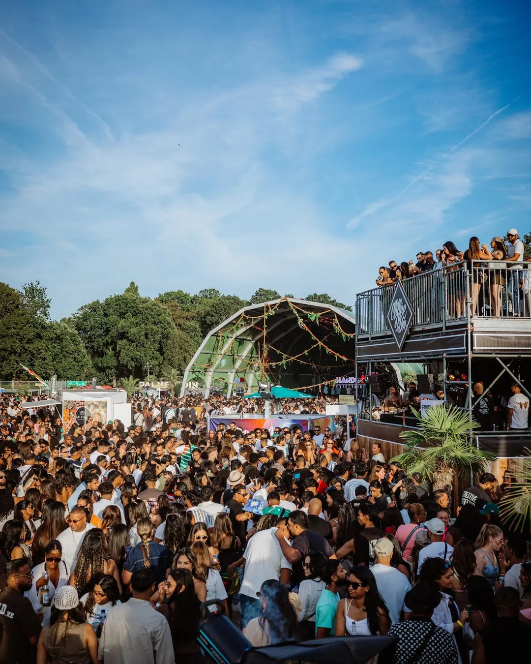Het festivalveld gezien vanaf het podium