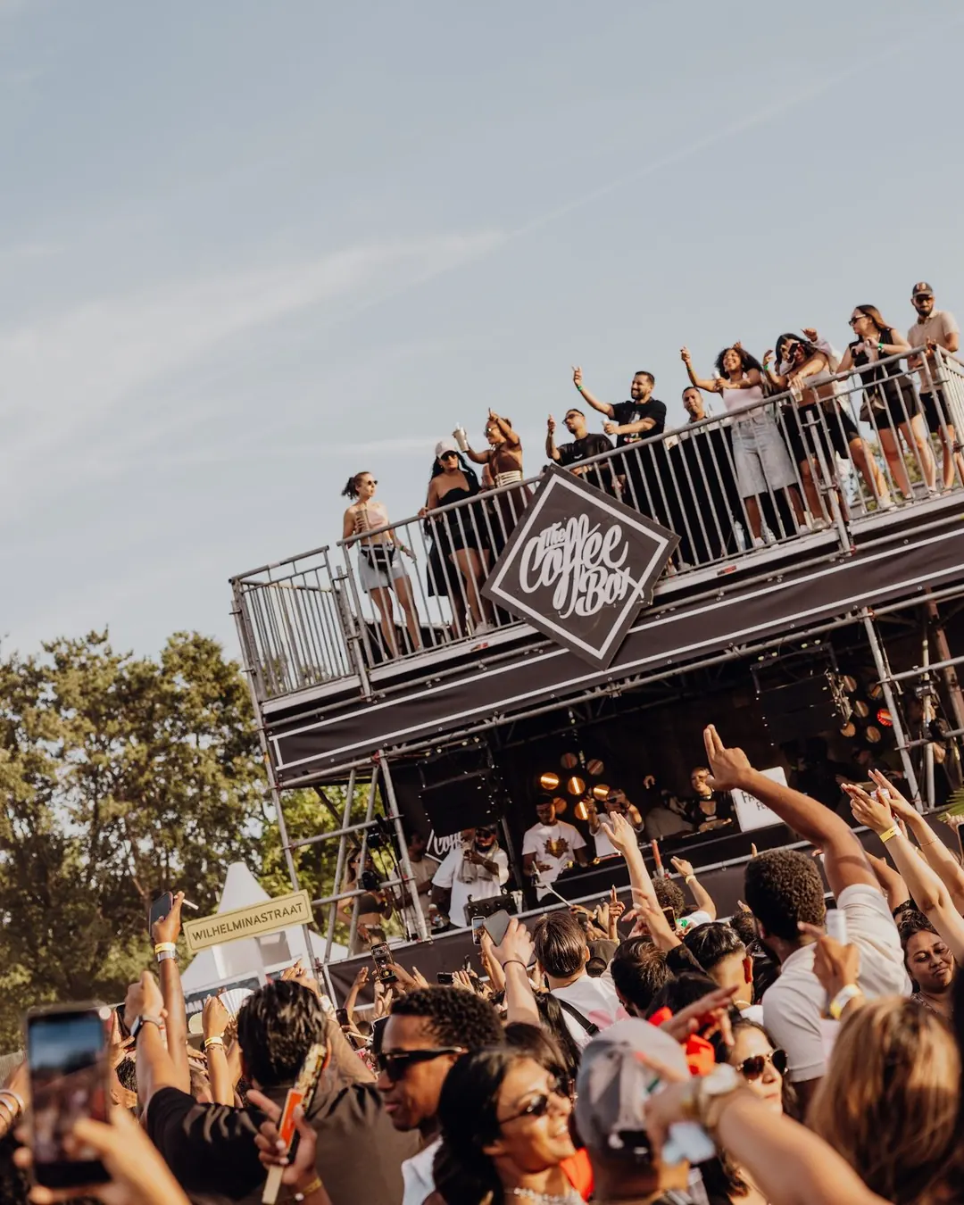 Publiek gezien vanaf de zijkant van het podium