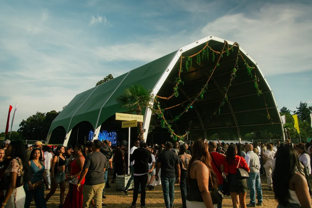 De koepelstage gezien vanaf het veld