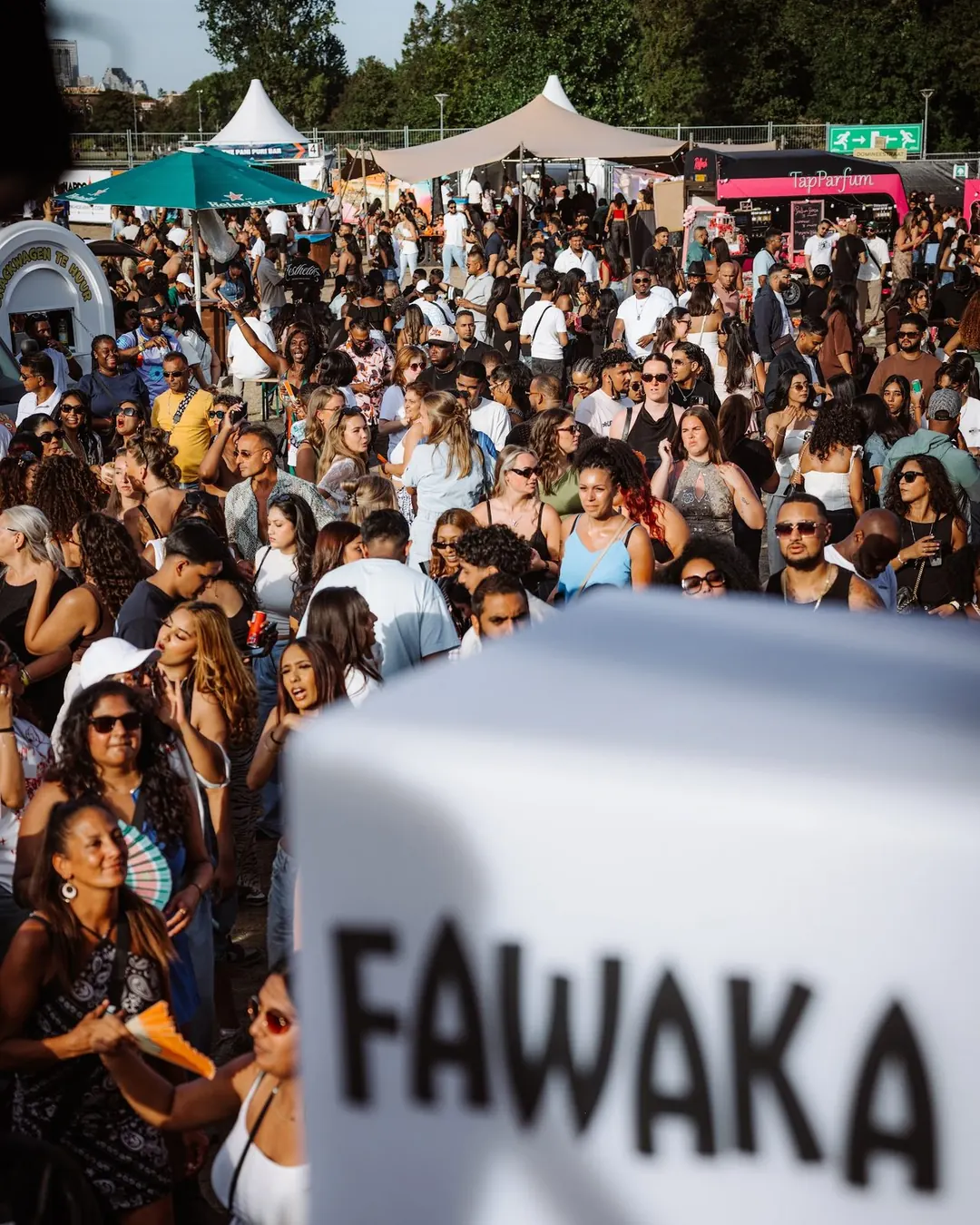 Publiek met een zelfgemaakt FAWAKA-bord