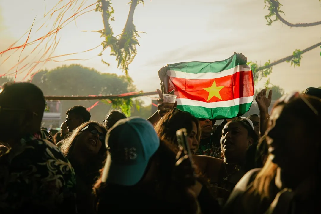 De Surinaamse vlag gedragen boven het publiek