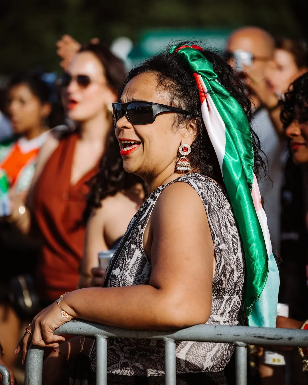 Bezoeker met de Surinaamse vlag in het publiek