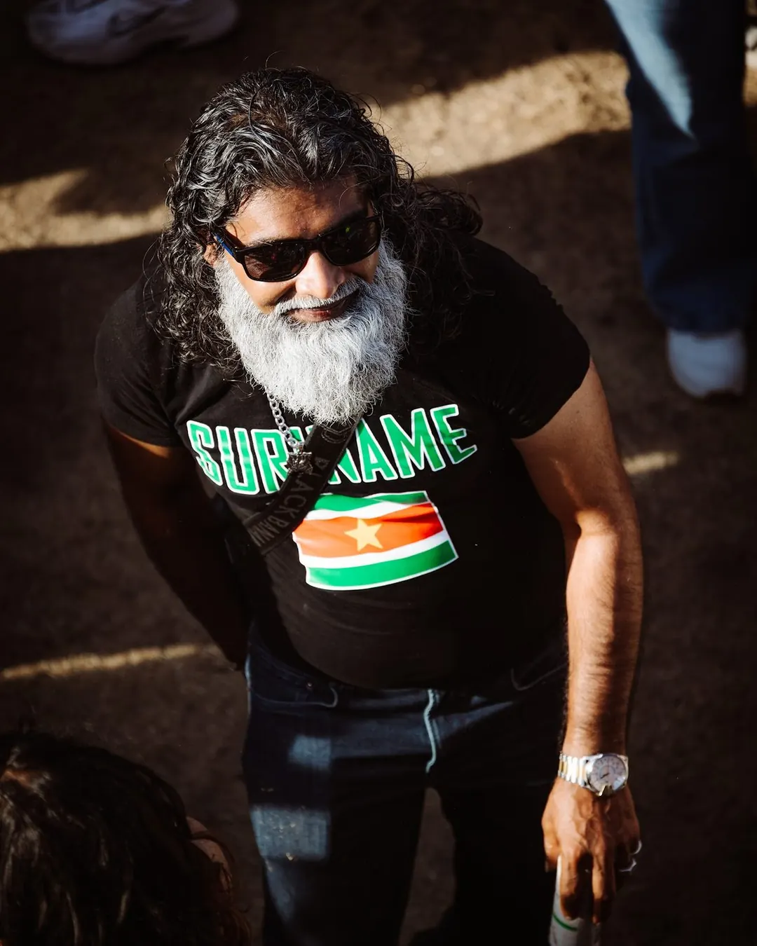 Bezoeker in een Suriname-shirt op het terrein