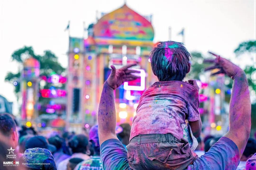 Kind op de schouders van een volwassene tijdens een Holi-dag van de Foundation