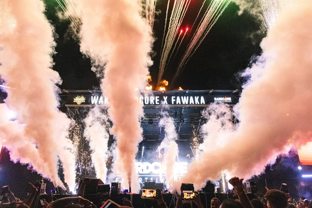 CO2-jets boven het publiek tijdens de avondshow van Fawaka Fest