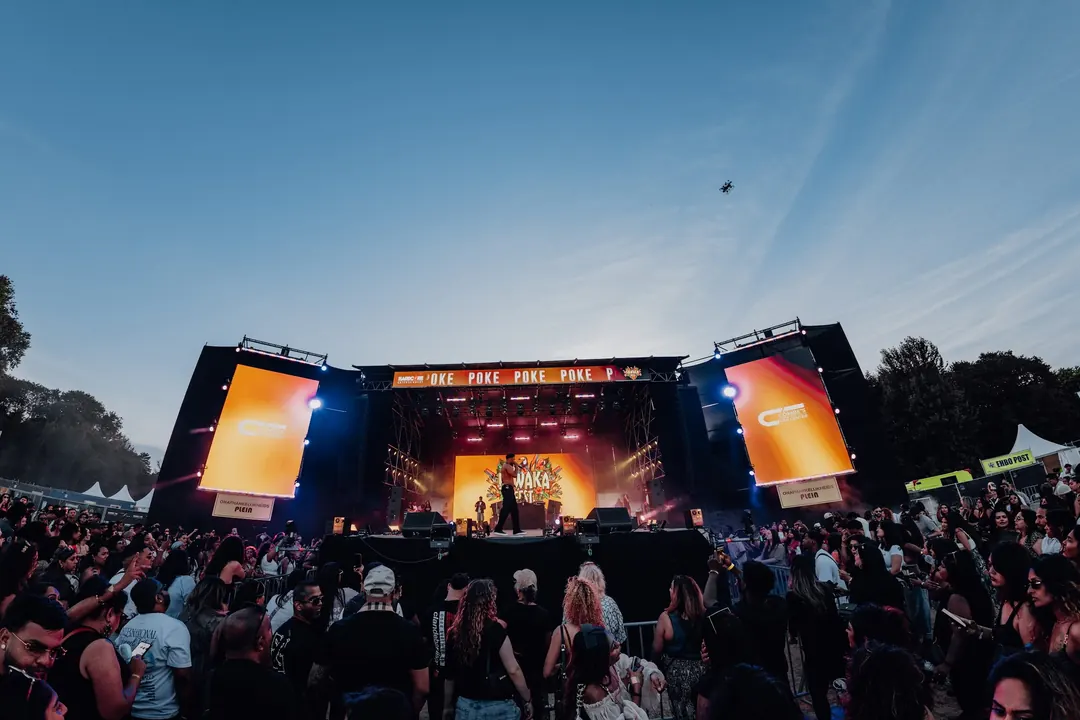 De volledige mainstage overdag met LED-schermen