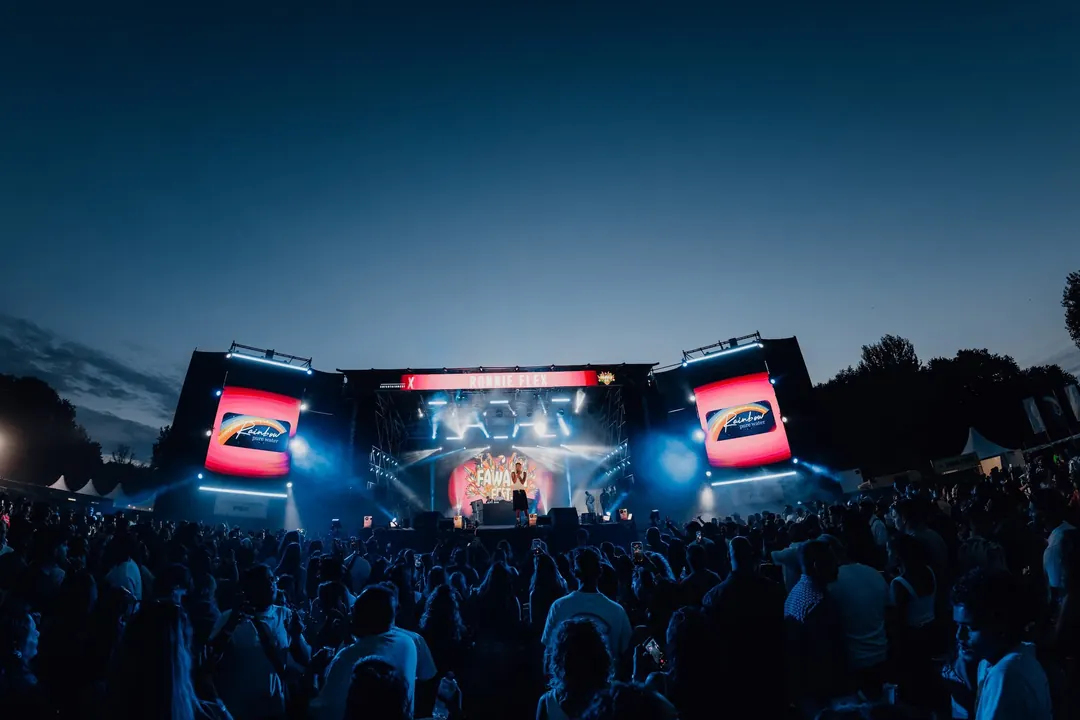De mainstage bij schemering, met duizenden bezoekers