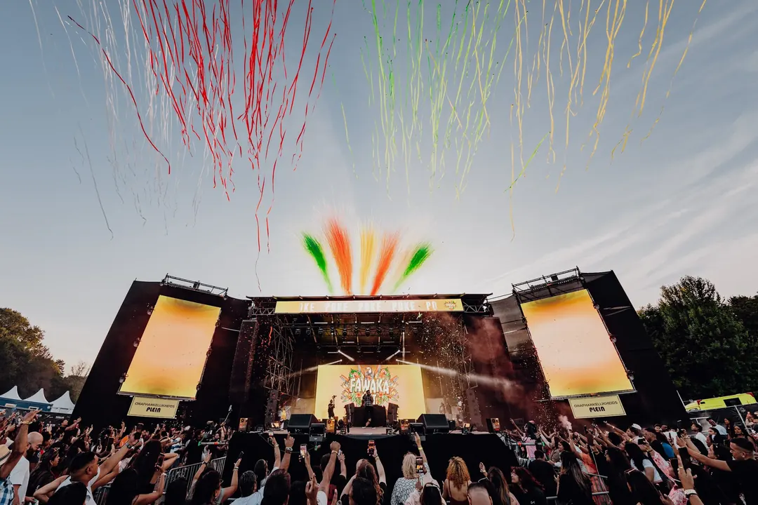 Vuurwerk boven de mainstage tijdens Fawaka Fest