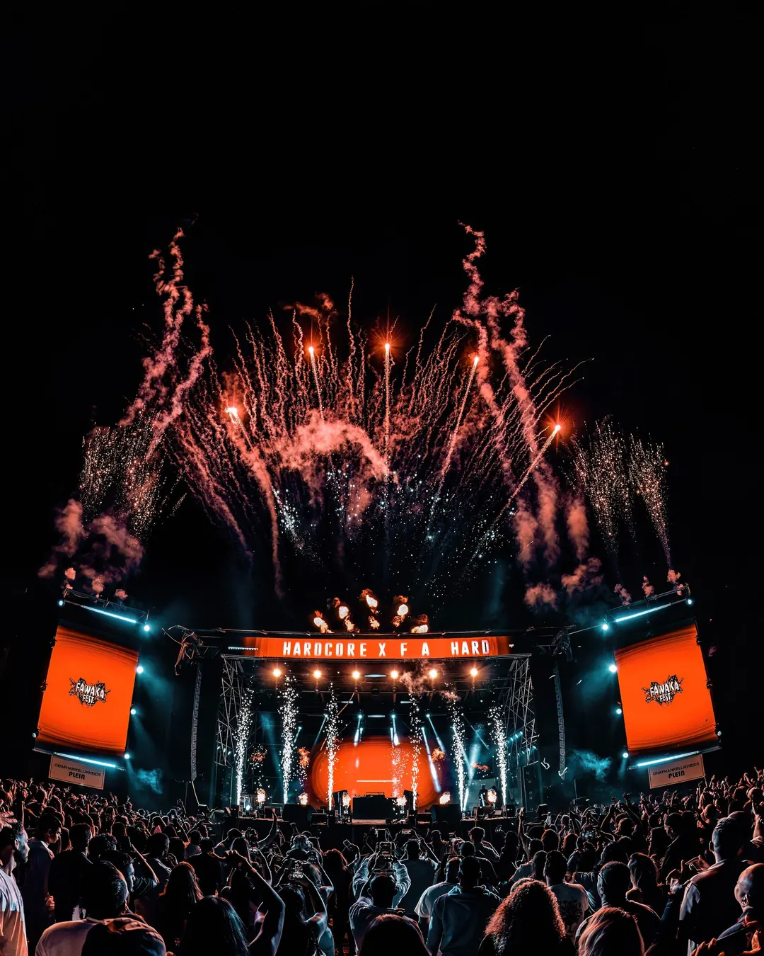 De mainstage in oranje licht tijdens de avondshow