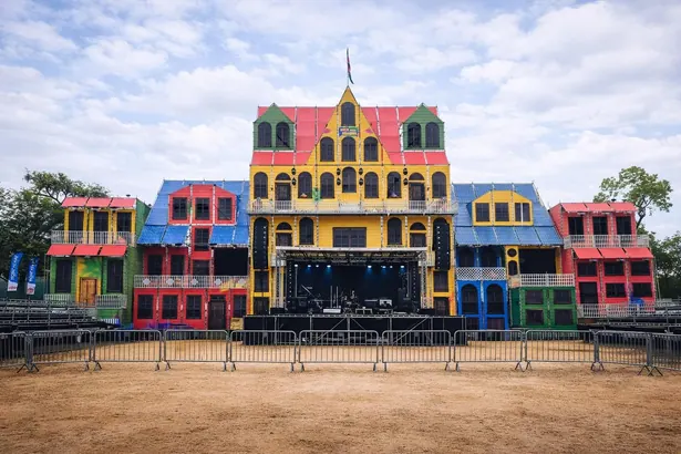 Podium met een decor van kleurrijke houten gevels