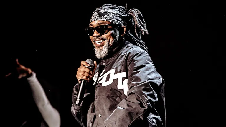 Rapper met bandana en zonnebril live op het podium