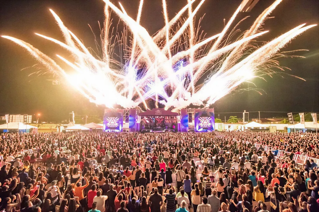 Vuurwerk boven het publiek tijdens het concert van Atif Aslam
