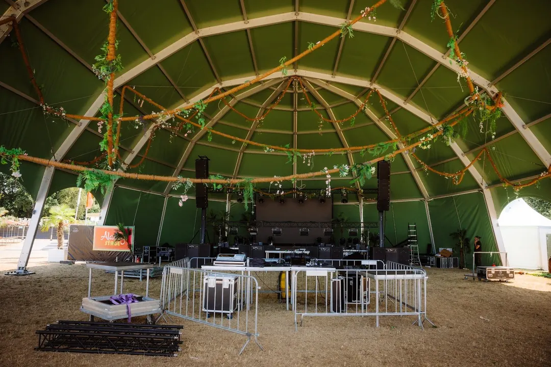 De koepelstage klaar voor de eerste act