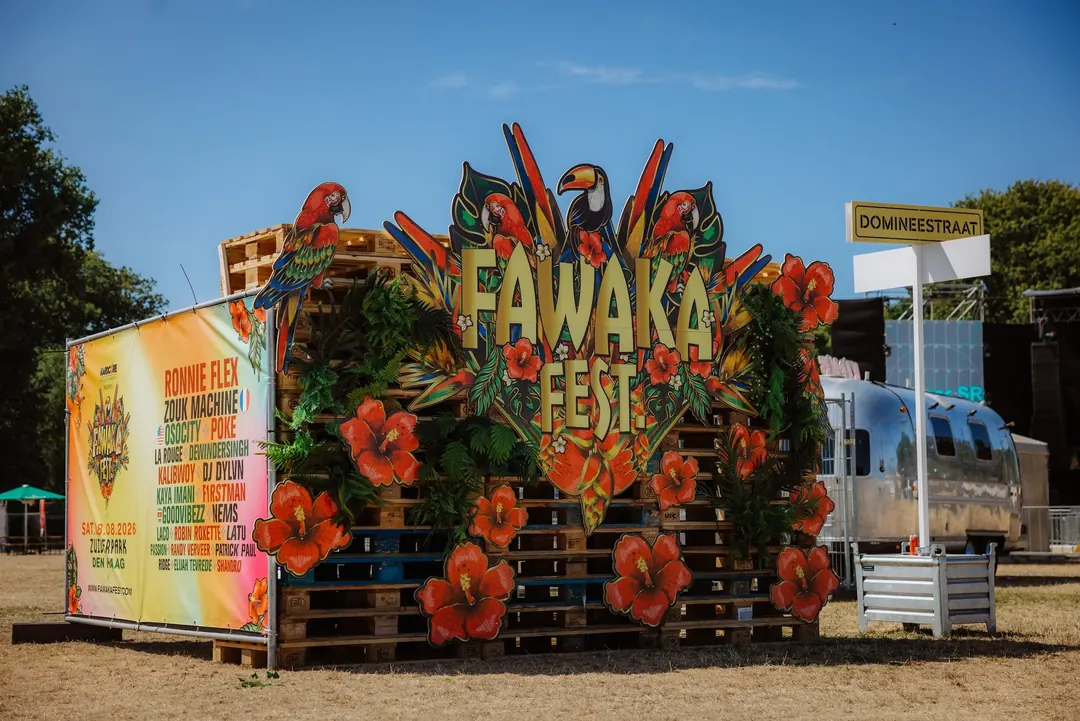 De bloemenpoort bij de ingang van Fawaka Fest