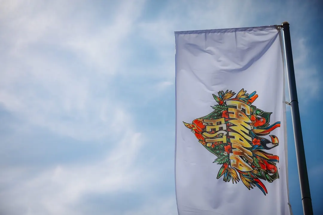 Fawaka Fest-vlag tegen de lucht