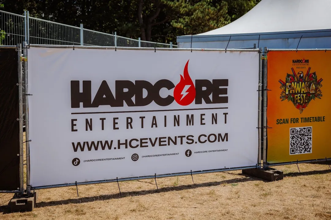 Hardcore Entertainment-banner bij de ingang