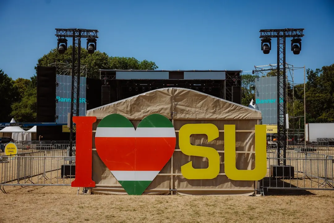 Het I love SU-kunstwerk op het terrein
