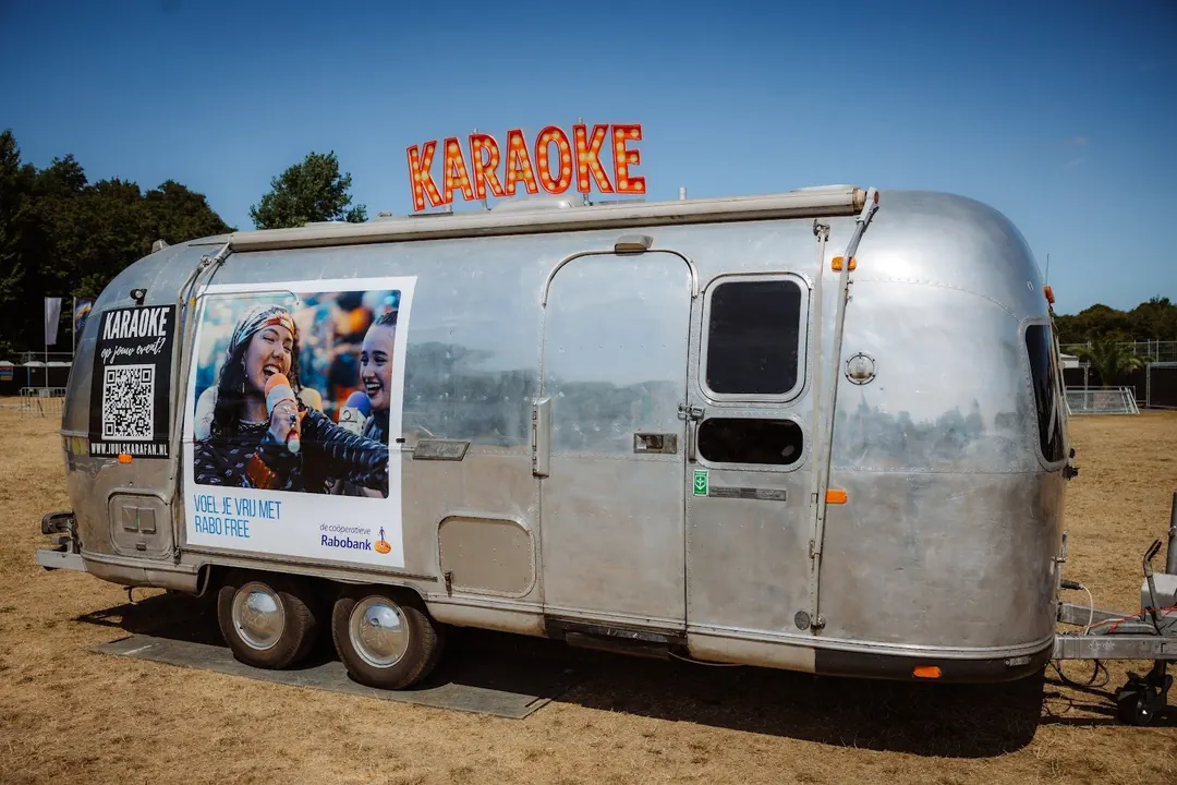 De karaoke-caravan op het terrein