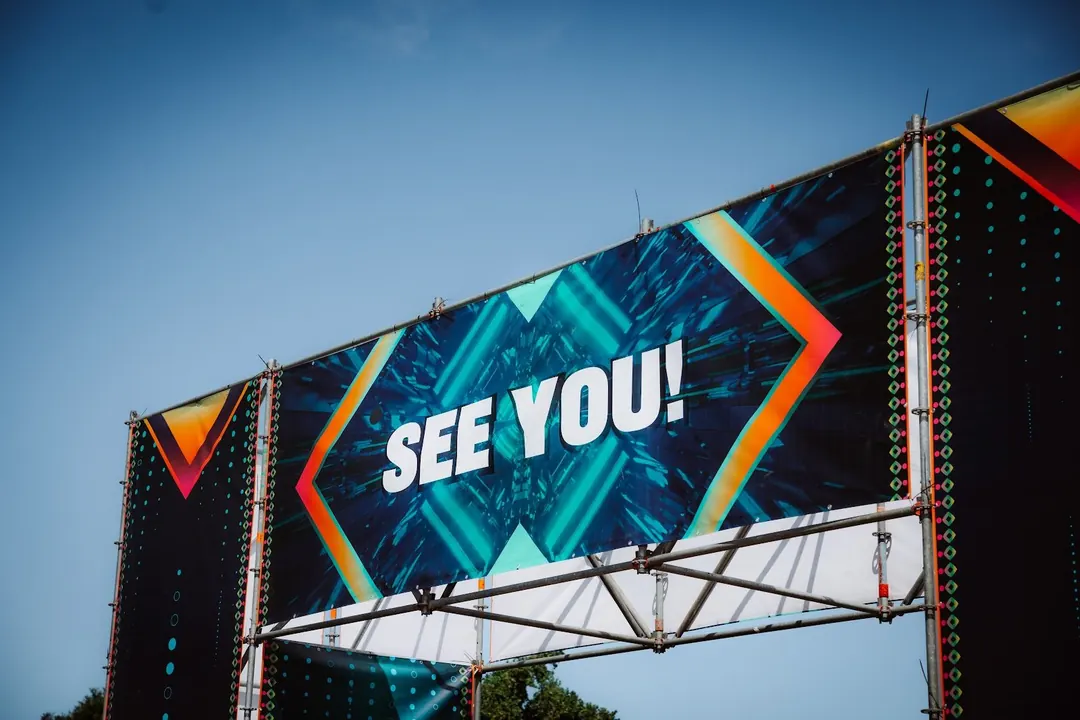 De SEE YOU-boog boven het terrein