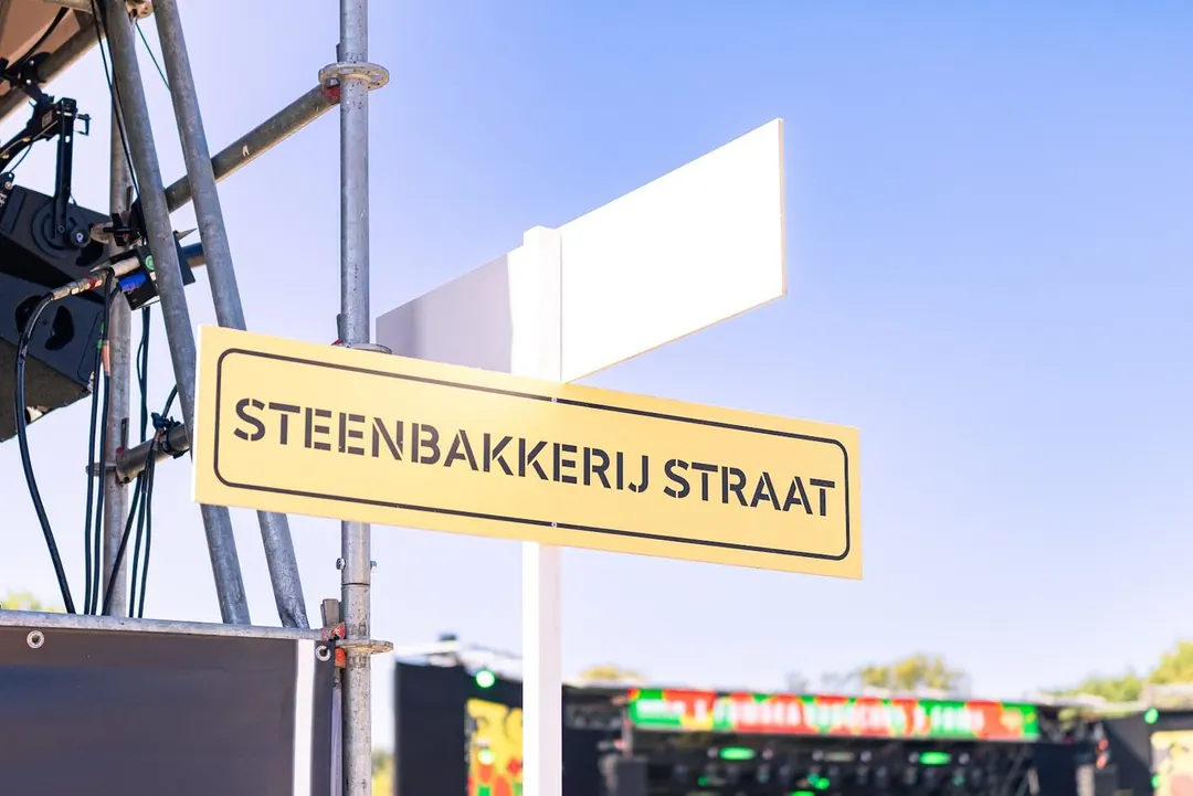 Straatnaambord Steenbakkerijstraat op het terrein